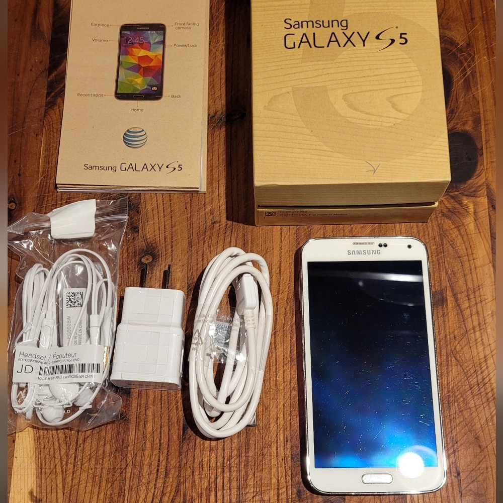 Samsung Galaxy S5 Smartphone with Accessories